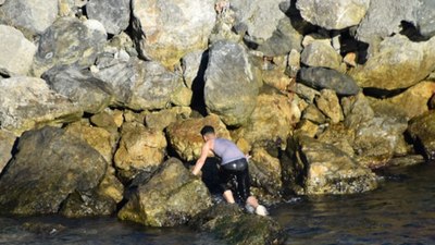 Düzensiz göçmenler Fas'tan yüzerek İspanya'nın Ceuta kentine geldi