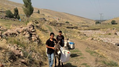 Iğdır'da çocuklar eşeklerle su taşıyor