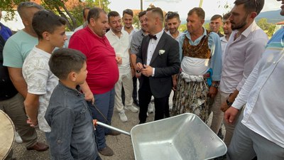 Bolu'da damadın önünü el arabasıyla kesip para istediler