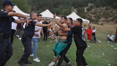 Bolu'da babasına küfredildi sanan güreşçi ortalığı birbirine kattı