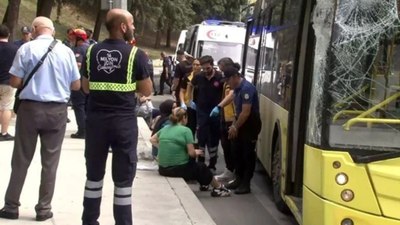 İstanbul'da tır, İETT otobüsünün üzerine devrildi