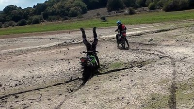 Bolu'da çamura saplanan motosikletli böyle takla attı: Arkadaşları kahkaha attı