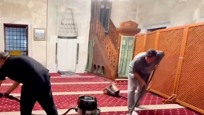 Mesut Özil Üsküdar'da cami temizlerken görüntülendi