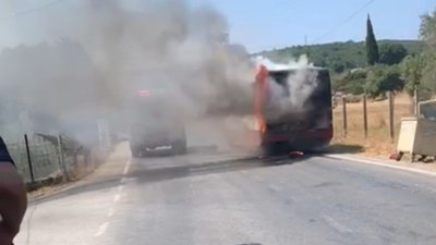 İzmir'de toplanma merkezine götürülen kaçak göçmenlerin taşındığı otobüste yangın