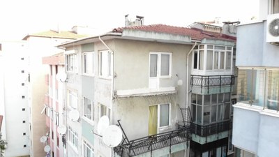 İstanbul'da 6 katlı binada balkon çöktü