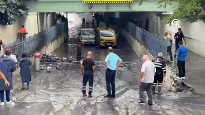 İstanbul'da sağanak yağış alt geçidi vurdu: Araçlar mahsur kaldı