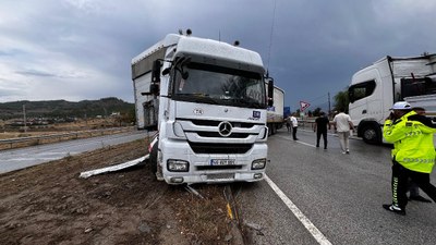 Kastamonu'da otoyolda makaslayan tır kazaya sebep oldu: 1 yaralı