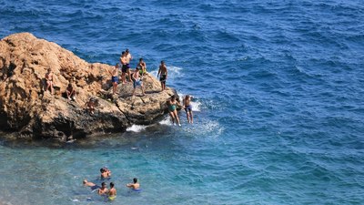 Antalya'da sıcak hava etkisini göstermeye devam ediyor