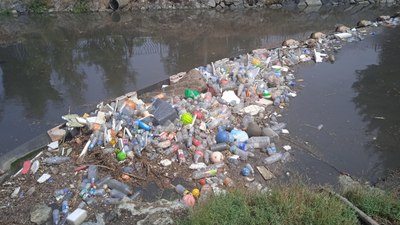 İstanbul'da yağış sonrası derelerde çöp yığınları oluştu