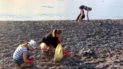 Antalya'da Rus turistler plajları temizledi