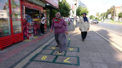 Mersin'de 7'den 70'e her yaştan vatandaş 'seksek' oynayarak geçiyor