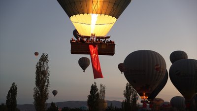 Kapadokya'da balonlar Türk bayraklarıyla havalandı