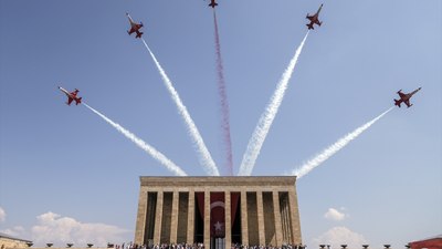 Türk Yıldızları Ankara semalarında! Anıtkabir üzerinde özel uçuş