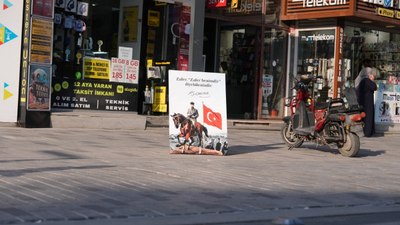 Düzce'de Atatürklü, Türk bayraklı devrilmiş portreyi gören kaldırdı