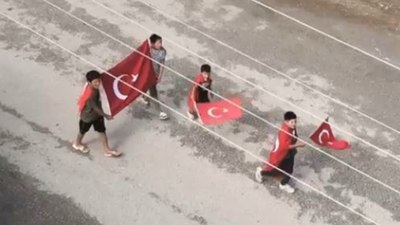 Tokat'ta 4 çocuk bayrak açıp, sokak sokak gezdi: Şehit türküsünü söylediler