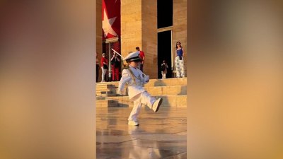 Anıtkabir’deki minik askerin tebessüm ettiren saygı nöbeti