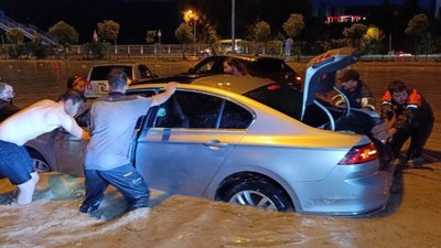 Karabük'te şiddetli sağanak! Yollar göle döndü