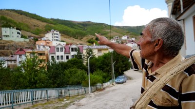 Gümüşhane'de emekli öğretmen diktiği fidanlarla köyünü yeşillendirdi