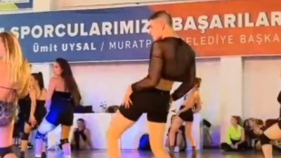 Antalya'da erkekli kadınlı yarı çıplak dans kursu