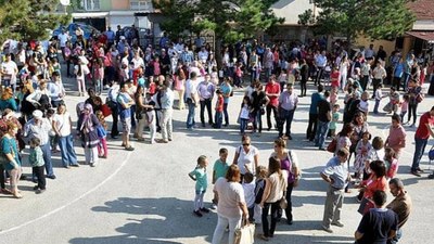 Okul önünde bekleyen veliler dikkat: Hemen ayrılın...