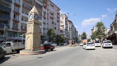 Kahramanmaraş'ta saat kulesi 19 aydır 04.17'yi gösteriyor