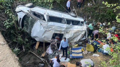 Tokat'ta fındık işçilerini taşıyan minibüs devrildi