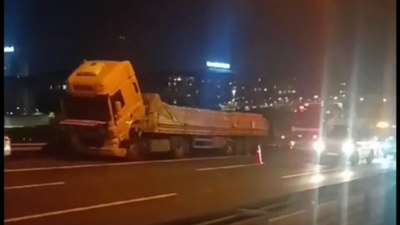 İstanbul'da motosiklet tıra çarptı: Sürücü öldü