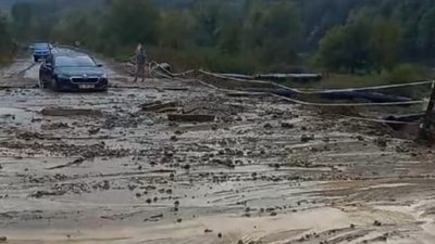 Zonguldak'ta yağış sonrası yola çamur aktı