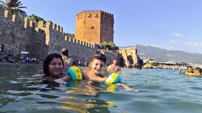 Alanya'da vatandaşların deniz keyfi