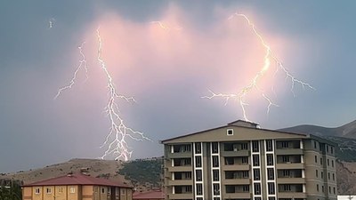 Bitlis'te gökyüzü şimşeklerle aydınlandı, sağanak sellere neden oldu