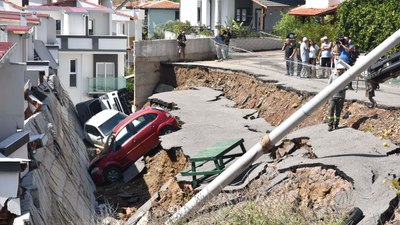 İzmir'de 3 araç, yıkılan istinat duvarının altında kaldı