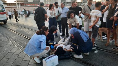 Taksim'de genç kız, epilepsi nöbeti geçirdi