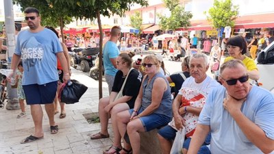 Antalyalı pazar esnafı turist yoğunluğunun işe yansımamasından şikayetçi