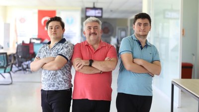 İstanbul'da eşinin isteğini yerine getirdi: 24'üncü üniversitesini oğullarıyla okuyacak