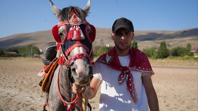 Bayburt'ta askere giden oğluna ata sporuyla eğlence düzenlendi