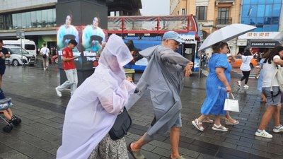 Taksim'de etkili yağışa yakalanan vatandaşlar zor anlar yaşadı