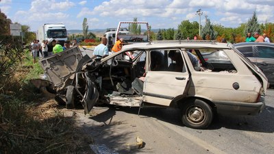 Uşak'ta iki otomobilin çarpıştığı kazada 1 kişi öldü, 4 kişi yaralandı