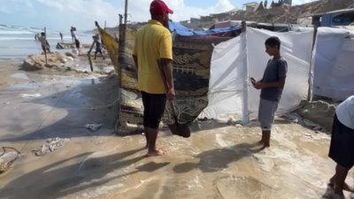 Yerinden edilmiş Filistinlilerin çadırlarını deniz suyu bastı