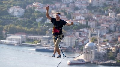 Estonyalı sporcu Jaan Roose, 15 Temmuz Şehitler Köprüsü'nü ip üzerinde geçti