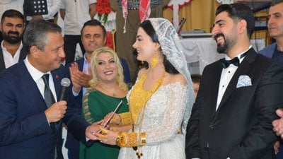 Özgür Özel Mardin'de düğüne katıldı: Geline takılan altınlar dikkat çekti