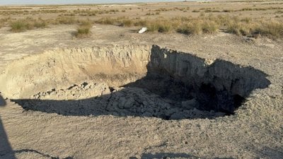 Afyonkarahisar'da açılan obruk görenleri korkuttu