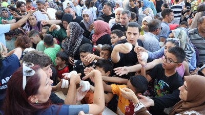 Hatay'da sosyal medya fenomeninin düzenlediği mevlitte ikram izdihamı