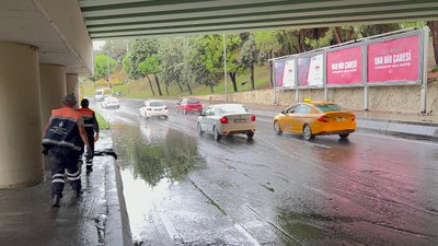 İstanbul'da sağanak sonrası alt geçidi su bastı