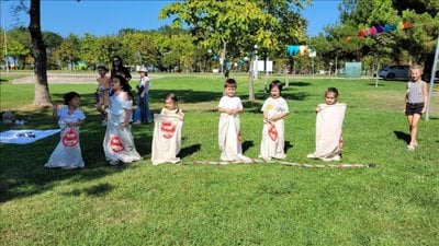 Çocuklar, unutulmak üzere olan sokak oyunlarını öğreniyor