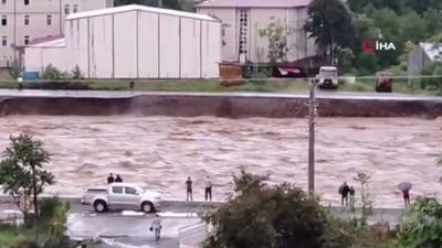 Artvin'i şiddetli sağanak vurdu: Yollar çöktü