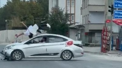 Elazığ'da scooter kullanan gençlerin ışık ihlali pahalıya patladı