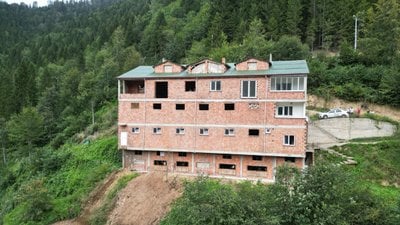 Trabzon’da bir besici, hayvanları için dört katlı apartman yaptı