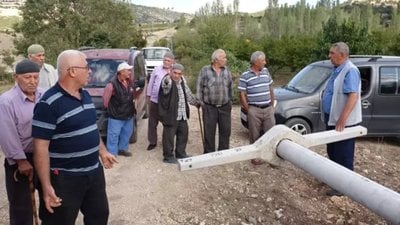 Isparta'da köylüler direk eyleminde yolu kapattı