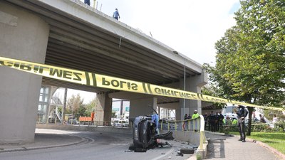 Konya'da üst geçitten düşen aracın sürücüsü hayatını kaybetti