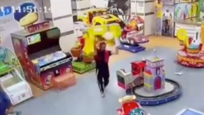 Muş'ta AVM'ye giren madde bağımlısı çevreye saldırdı